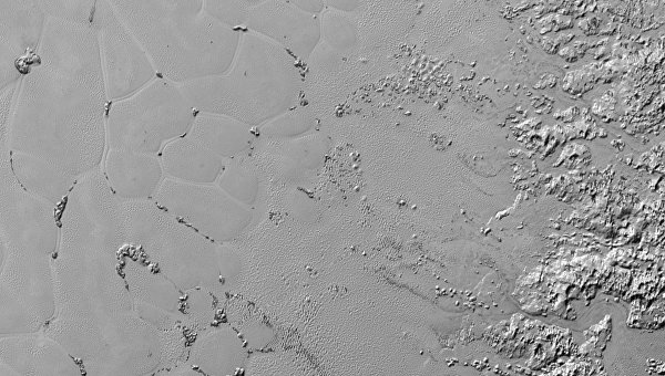 New Horizons обнаружил на Плутоне холмы из водяного льда